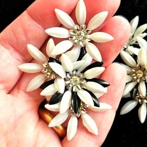 Vintage CORO earrings soft plastic daisy